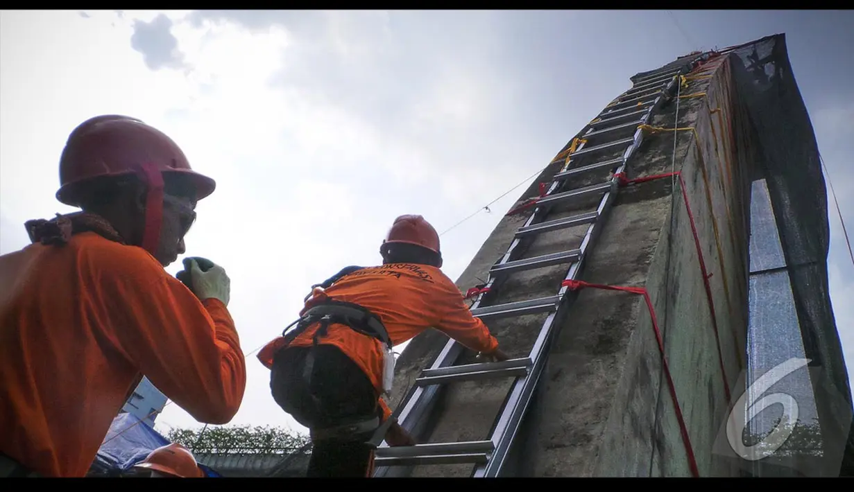 Patung Pancoran dengan tinggi total 38 meter itu dipasangi rangka dari baja ringan di bagian atasnya. Rangka itu berfungsi sebagai pijakan bagi para pekerja untuk membersihkan patung, Jakarta, Senin (18/08/2014) (Liputan6.com/Faizal Fanani)