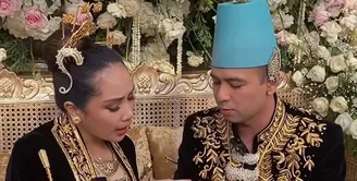 Raffi Ahmad dan Nagita Slavina merayakan ulang tahun pernikahan ke-9. Pada momen tersebut, pasangan yang telah memiliki dua orang anak itu merayakan dengan cara berbeda. Raffi dan Nagita mengenakan baju pengantin. [Instagram/raffinagita1717]