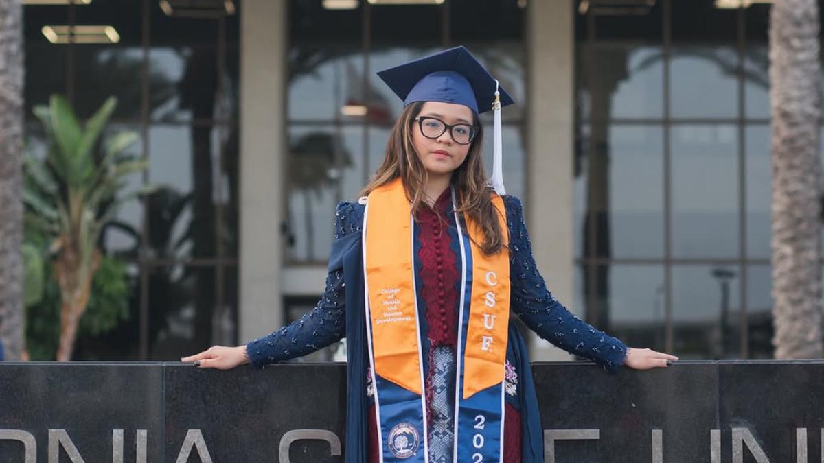 Cinta Kuya Kenakan Kebaya Maroon saat Wisuda di California State University, Fullerton Sah Jadi Sarjana Psikologi
