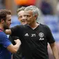 Juan Mata (kiri) dan Jose Mourinho, saat Manchester United bersua Wigan Athletic pada laga pramusim di DW Stadium (16/7/2016). Nasib Mata masih belum menentu di Manchester United.  (Reuters/Lee Smith)