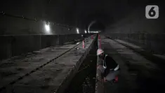 Pekerja menyelesaikan proyek Tunnel 6 kereta cepat Jakarta-Bandung di kawasan Cikalong Wetan, Depok, Purwakarta, Jawa Barat, Rabu (30/3/2022). Tunnel 6 memiliki panjang 4.478 meter. (Liputan6.com/Faizal Fanani)