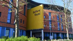 Suasana luar Rumah Sakit Salford Royal di Salford, Greater Manchester, Inggris (6/5). Dukungan terus mengalir untuk eks manajer MU Sir Alex Ferguson yang masih berjuang setelah operasi pendarahan otak. (AFP Photo/Paul Ellis)