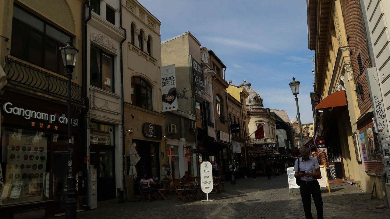 Selain tempat bersejarah, Kota Tua Bukares juga memiliki sejumlah museum, toko suvenir, dan tempat wisata menarik lainnya.
