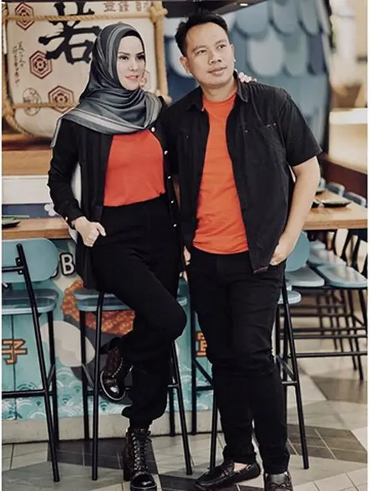Pasangan yang sering kali membuat heboh itu sempat dikira kalau acara tersebut hanya sebatas gimmick. Perempuan kelahiran Surakarta itu juga mejelaskan melalui Instagram. (Instagram/vickyprasetyo777)