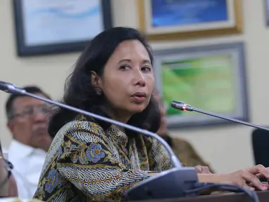 Menteri BUMN Rini Sumarno memberikan paparannya dengan para direktur Perusahaan BUMN saat jumpa pers di Jakarta, (25/7). Acara halal bihalal tersebut sekaligus memaparkan kinerja para perusahaan BUMN pada periode tahun ini. (Liputan6.com/Angga Yuniar)