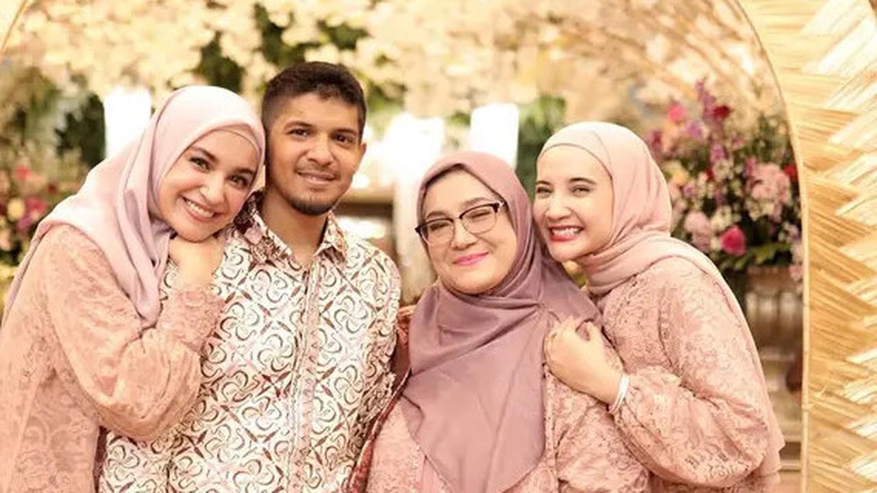 6 Potret Kondangan Bareng Zaskia dan Shireen Sungkar, Tampil Cantik Menawan Bareng Keluarga Besar