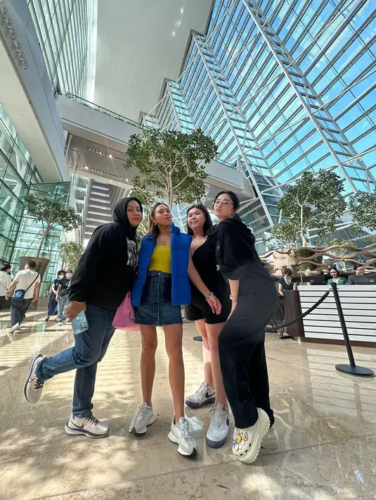 Menurut Depe, sudah menjadi budaya dalam keluarganya. Depe juga memberikan seperempat honor hasil konser untuk maminya. [Instagram/dewiperssik9]