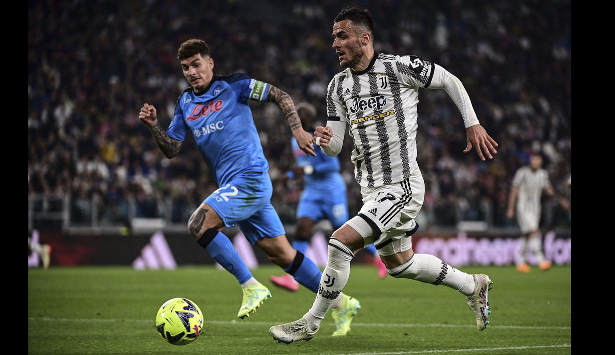 Pemain Juventus, Filip Kostic (kanan) berebut bola dengan pemain Napoli, Giovanni Di Lorenzo pada laga pekan ke-31 Liga Italia 2022/2023 di Allianz Stadium, Turin, Italia, Senin (24/04/2023) WIB. Laga dimenangkan oleh Napoli dengan skor 1-0. (AP Photo/LaPresse/Marco Alpozzi)