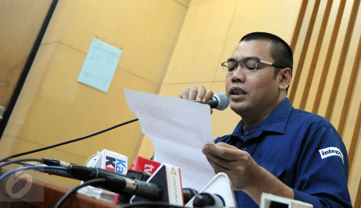 Kepala Bagian Pemberitaan dan Publikasi KPK Priharsa Nugraha saat memberi keterangan di Gedung KPK, Jakarta, Senin (11/7). Pengembangan penyidikan dugaan korupsi yang berkaitan pembahasan Raperda tentang Zonasi. (Liputan6.com/Helmi Afandi)