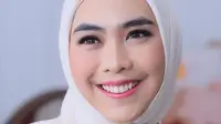 Dikenal sebagai aktris, desainer, influencer sekaligus pengajar, tak membuat Oki Setiana Dewi berpuas diri. Ia melirik dunia kecantikan dan berbisnis skincare. (Foto: Dok. Instagram @okisetianadewi)