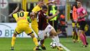 Bek AC Milan, Ricardo Rodriguez, berusaha melewati pemain Udinese pada laga Serie A di Stadion San Siro, Milan, Minggu (17/9/2017). AC Milan Menang 2-1 atas Udinese. (AFP/Miguel Medina)