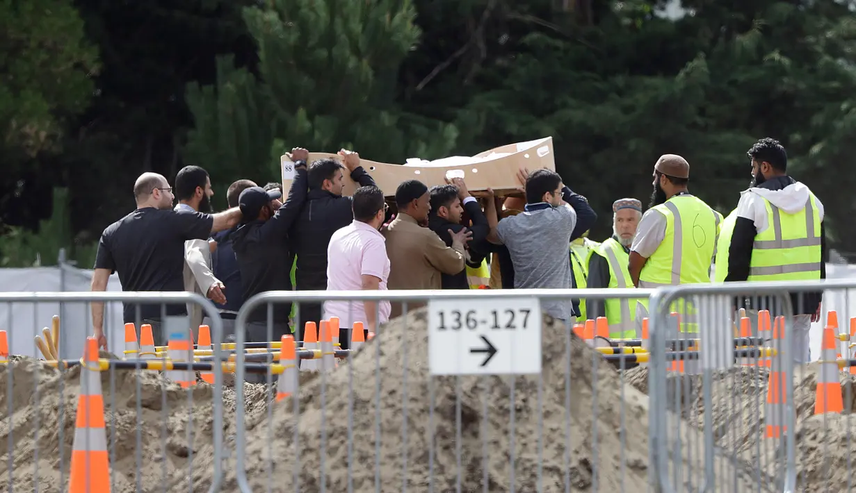 Pelayat membawa jenazah korban penembakan masjid untuk dimakamkan di Memorial Park Cemetery, Christchurch, Selandia Baru, Rabu (20/3). Sejumlah pelayat rela datang dari jauh-jauh ke Christchurch untuk membantu proses pemakaman. (AP Photo/Mark Baker)