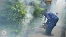 Seorang petugas melakukan pengasapan (fogging) di pemukiman warga di Kebayoran Baru, Jakarta, Sabtu (13/2). Fogging dilakukan guna mencegah wabah penyakit demam berdarah yang sering muncul pada musim hujan. (Liputan6.com/Gempur M Surya)