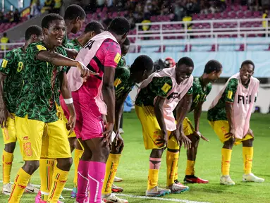 Timnas Mali U-17 sukses menyegel posisi ketiga Piala Dunia U-17 2023 setelah menang telak 3-0 atas Argentina pada laga perebutan tempat ketiga di Stadion Manahan, Solo, Jumat (1/12/2023) malam WIB. Tiga gol kemenangan Timnas Mali U-17 dicetak oleh tiga pemain berbeda, masing-masing oleh kapten tim Ibrahim Diarra pada menit ke-8, Mamadou Doumbia pada menit ke-45 dan ditutup oleh gol Hamidou Makalou saat babak kedua baru berjalan tiga menit. (Bola.com/Bagaskara Lazuardi)
