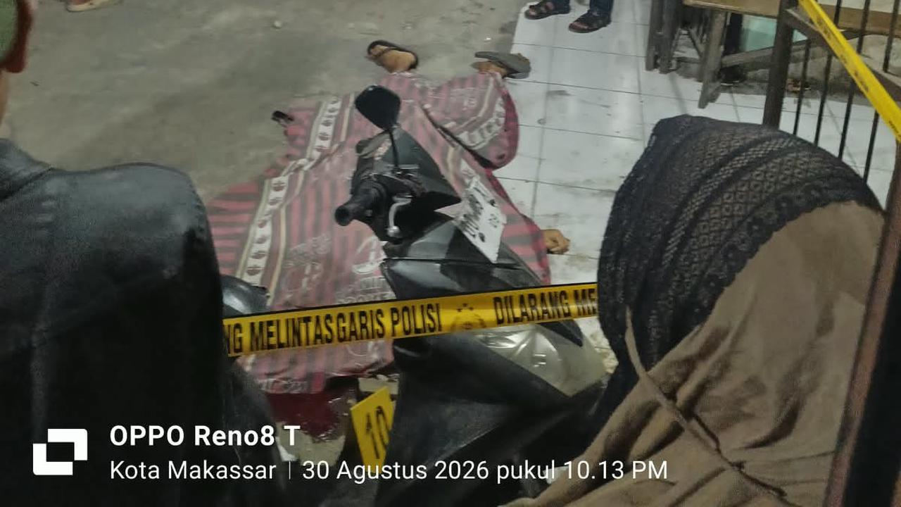 Jasad pria yang ditikam oleh temannya di parkiran indekos kawasan Pasar Terong Makassar. (Istimewa).
