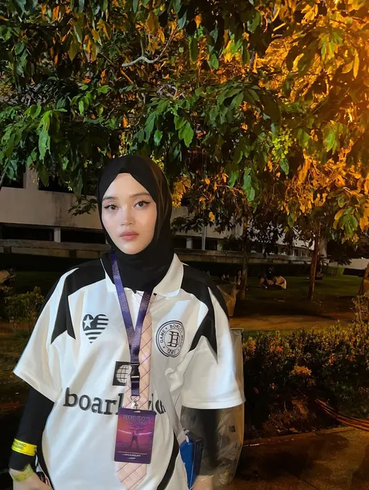 Gaya fashion kekinian semalin terlihat dengan potongan jersey boxy dan nuansa monokrom. [Foto: Instagram/ Putri Delina]