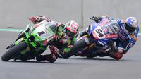 Pembalap Pata Yamaha with Brixx, Toprak Razgatlioglu (nomor 54),&nbsp;meraih podium juara race 1 WorldSBK Mandalika 2022, Sabtu (12/11/2022) siang WITA. (AFP/Bay Ismoyo)