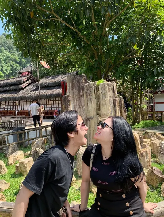 Tak sedikit juga yang menyebut pasangan ini bucin terhadap satu sama lain. [Instagram.com/taniaaayya_]