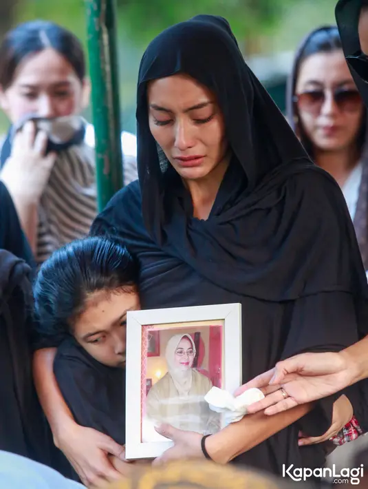 Mengenakan busana hitam-hitam, artis berusia 36 tahun itu terus menyaksikan prosesi saat sang bunda dimakamkan.[Foto: Muhammad Akrom Sukarya/KapanLagi.com]