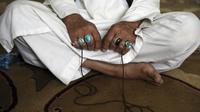 Seorang Muslim memegang tasbih saat Itikaf di masjid di Kabul, Afghanistan, Selasa (4/5/2021). Selama sepuluh hari terakhir Ramadhan, umat Muslim melakukan Itikaf dengan berzikir, berdoa dan sholat sunnah untuk menantikan malam Lailatul Qadar. (AP Photo/Rahmat Gul)