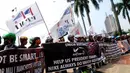 Ratusan massa PPMI juga membawa spanduk bertuliskan "Help us President Obama, Nike always do union busting", Rabu (30/4/14). (Liputan6.com/Miftahul Hayat)