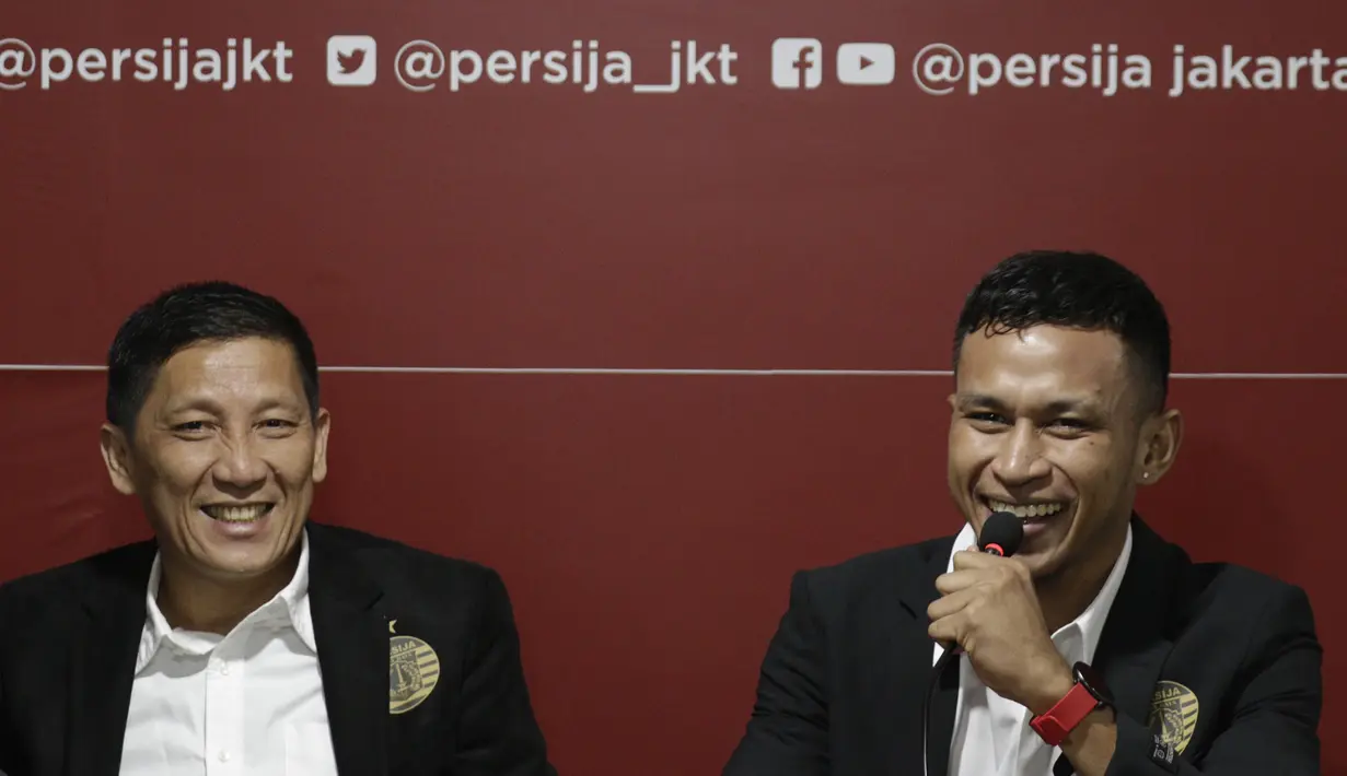 Pemain baru Persija Jakarta, Osvaldo Haay, didampingi Ferry Paulus, saat perkenalan di Kantor Persija, Kuningan, Jakarta, Senin, (10/2/2020). Pemain andalan Timnas Indonesia U-23 itu resmi memperkuat Macan Kemayoran musim depan. (Bola.com/M Iqbal Ichsan)