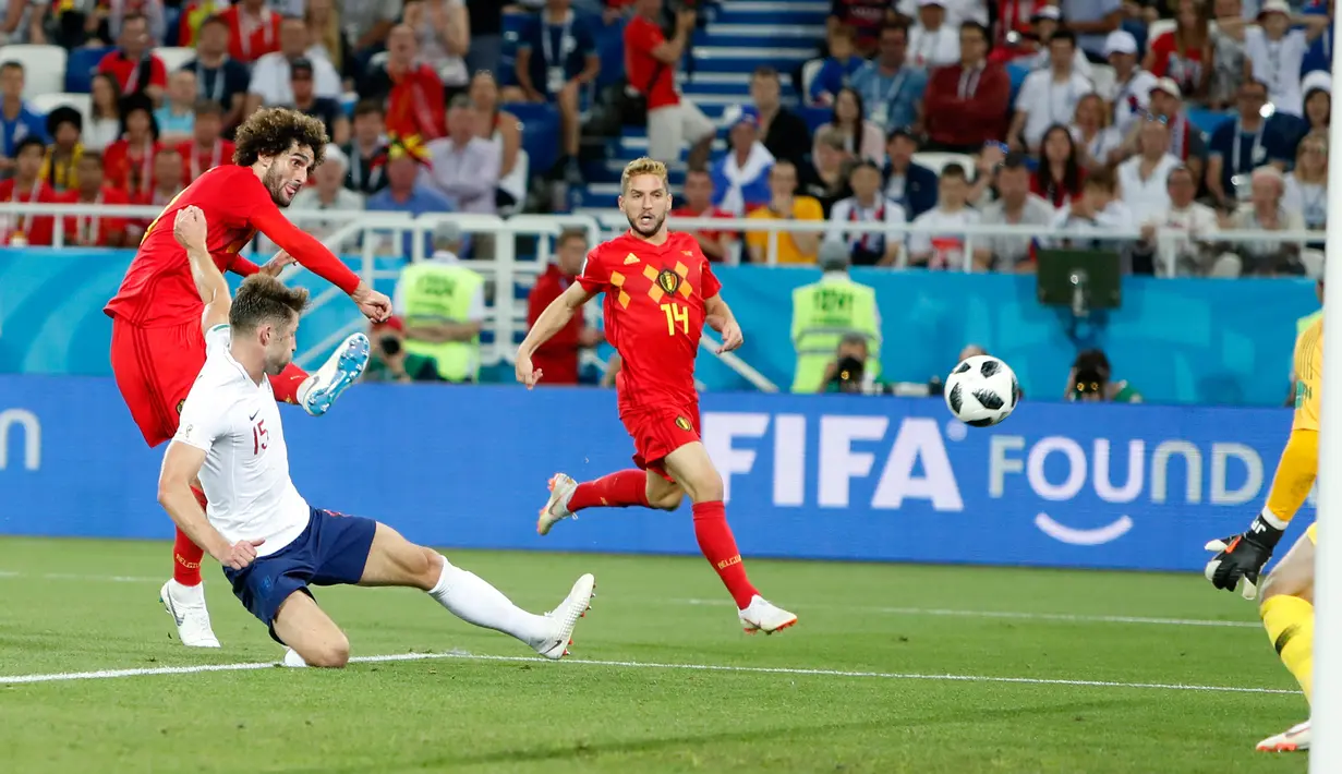 Pemain timnas Belgia, Marouane Fellaini mencoba melepaskan tembakan ke gawang Inggris pada laga terakhir Grup G di Stadion Kaliningrad, Kamis (28/6). Belgia menutup fase grup Piala Dunia 2018 dengan kemenangan 1-0 atas Inggris. (AP/Alastair Grant)