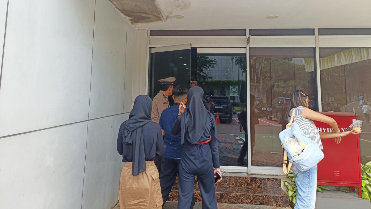 Gedung Sekretariat DPR Digeledah, Penyidik KPK Bawa 3 Koper 1 Tas Ransel Berita Viral Hari Ini Selasa 21 Mei 2024