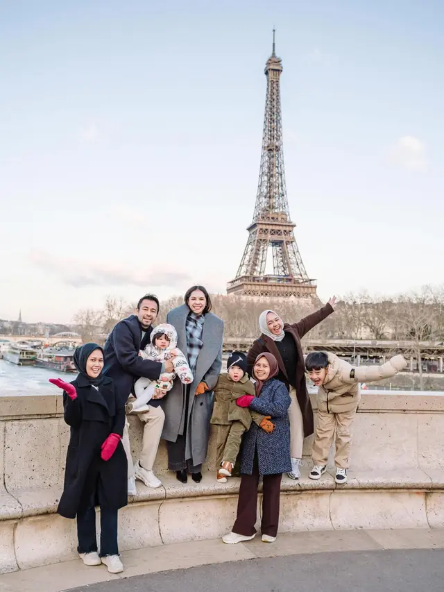 Potret Liburan Keluarga Raffi Ahmad dan Nagita Slavina di Paris: Momen Hangat Penuh Kebersamaan dan Rencana Bisnis