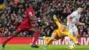 Pemain Liverpool Sadio Mane (kiri) mencetak gol ke gawang Sheffield United pada pertandingan lanjutan Liga Inggris di Anfield Stadium, Liverpool, Inggris, Kamis (2/1/2020). Liverpool menang 2-0. (AP Photo/Jon Super)