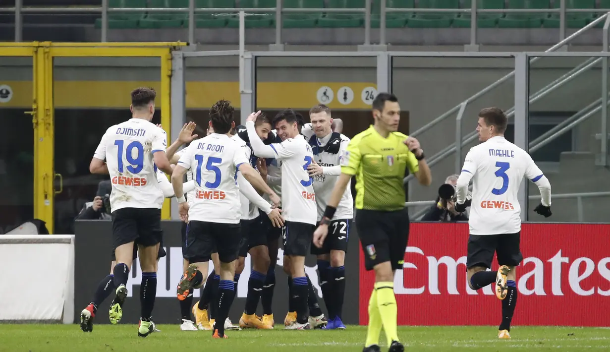 Para pemain Atalanta melakukan selebrasi usai Duvan Zapata mencetak gol ketiga timnya, pada pertandingan lanjutan Liga Serie A Italia di Stadion San Siro, Minggu (24/1/2021). AC Milan tumbang atas Atalanta dengan skor telak 0-3. (AP Photo/Antonio Calanni)