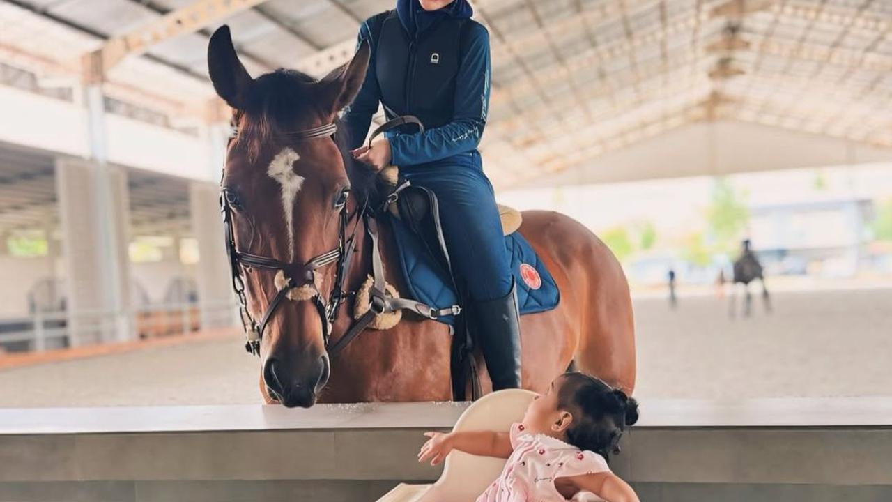 Momen Nabila Syakieb Menggendong Humaira Anak Zaskia Sungkar dan Berinteraksi dengan Kuda Cresscent