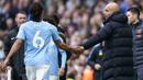 Bek Manchester City, Nathan Ake berjabat tangan dengan pelatih Pep Guardiola ketika berjalan meninggalkan lapangan usai mengalami cedera saat menghadapi Arsenal pada laga pekan ke-30 Premier League 2023/2024 di Etihad Stadium, Manchester, Minggu (31/3/2024). (AP Photo/Dave Thompson)