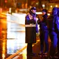 Petugas keamanan berjaga disekitar lokasi terjadinya penembakan di Istanbul, Turki (1/1). Akibat aksi penembakan brutal tersebut, 35 orang dilaporkan tewas sementara 40 lainnya terluka. (Reuters/Osman Orsal) 