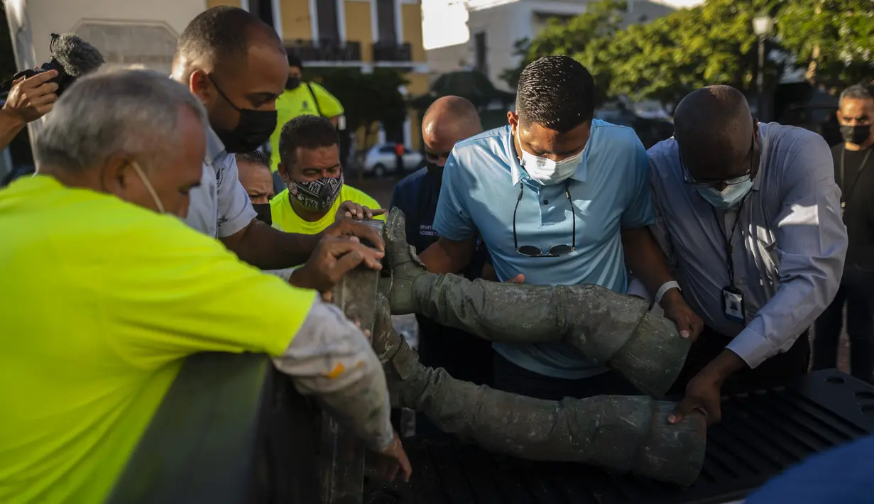 Monumen penjelajah Spanyol Juan Ponce de León dipindahkan ke truk setelah dirusak di Plaza San Jose di San Juan, Puerto Rico, Senin (24/1/2022). Orang tak dikenal menggulingkan patung tersebut menjelang kunjungan Raja Felipe VI ke wilayah Karibia AS di Puerto Rico. (AP Photo/Carlos Giusti)