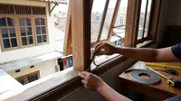 Cara Mengurangi Suara Tetangga Masuk Rumah dari Celah Jendela, Tanpa Renovasi Besar