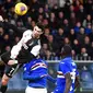 Striker Juventus, Cristiano Ronaldo, Mencetak gol ke gawang Sampdoria pada laga Serie A 2019 di Stadion Luigi Ferraris, Rabu (18/12). Juventus menang 2-1 atas Sampdoria. (AP/Luca Zennaro)