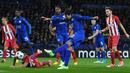 Striker Leicester, Leonardo Ulloa, berusaha membobol gawang Atletico Madrid pada laga leg kedua Liga Champions di Stadion King Power, Inggris, Selasa (18/4/2017). Meski imbang 1-1, Atletico lolos ke semifinal dengan agregat 2-1. (AFP/Ben Stansall)