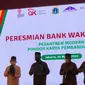 Wakil Presiden Republik Indonesia Ma'ruf Amin bersama Ketua Dewan Komisioner Otoritas Jasa Keuangan (OJK) Wimboh Santoso meresmikan Bank Wakaf Mikro Pondok Karya Pembangunan (BWM PKP), di Pesantren Pondok Karya Pembangunan, Ciracas, Jakarta Timur, Kamis (24/3/2022).