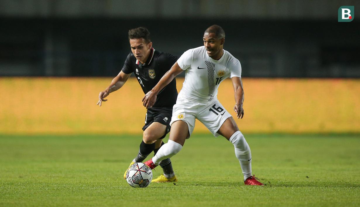 Dua menit kemudian Timnas Indonesia mempunyai peluang memperbesar keunggulan melalui Egy Maulana Vikri. Namun tembakannya berhasil diblok pemain belakang Curacao yang langsung mengirimkan umpan ke tengah untuk melakukan serangan balik. (Bola.com/Bagaskara Lazuardi)