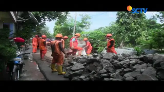 Puluhan Petugas Perbaiki Jalan Ambles di Matraman