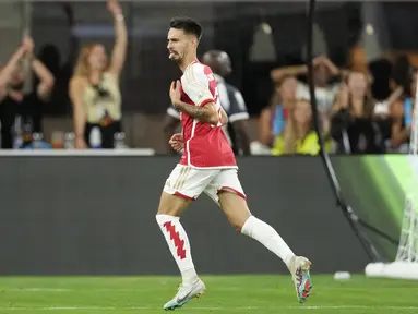 Pemain Arsenal, Fábio Vieira, melakukan selebrasi setelah mencetak gol ke gawang Barcelona dalam laga pramusim di Stadion SoFi, Inglewood, California, Kamis (27/7/2023). Arsenal menang dengan skor 5-3 atas Barcelona. (AP Photo/Ashley Landis)