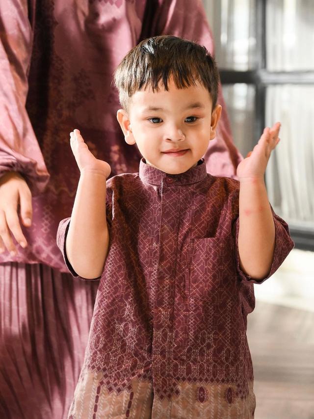 Pemotretan Keluarga Fuji dengan Baju Lebaran