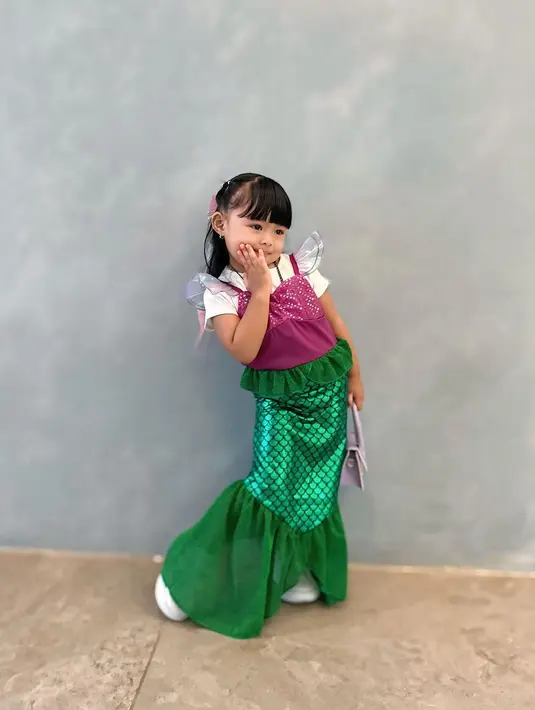 Terbaru, Ameena Atta kembali tampil centil menggemaskan dalam balutan kostum mermaid [@aurel.hermansyah]