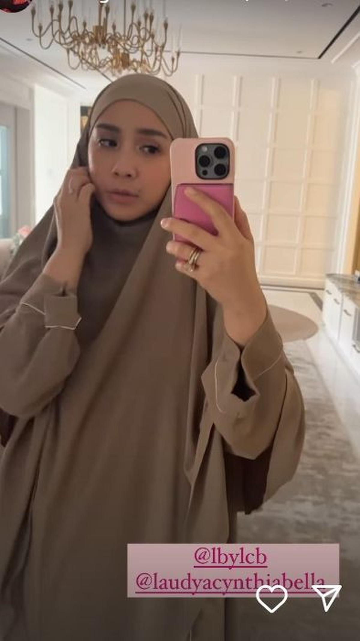 Nagita tak lupa mengucapkan terima kasih kepada Bella telah dihadiahi gamis.