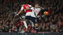 Pemain Arsenal Mesut Ozil berebut bola dengan pemain Tottenham Hotspur Kyle Walker pada lanjutan Liga Premier Inggris  di Stadion Emirates, London, Inggris, Minggu (8/11/2015). Arsenal bermain imbang 1-1.   (Reuters / Eddie Keogh)