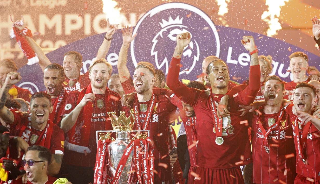 Pemain Liverpool merayakan trofi juara Premier league 2019-2020 di Stadion Anfield, Kamis (23/7/2020) dini hari WIB. Prosesi angkat trofi juara ini dilakukan usai pertandingan Liverpool melawan Chelsea. (AFP/Phil Noble/pool)