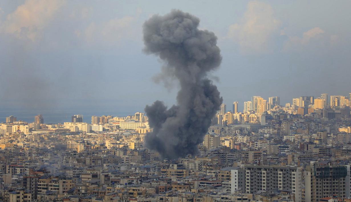 Asap mengepul dari lokasi serangan udara Israel yang menargetkan sebuah lingkungan di Beirut selatan, Rabu 13 November 2024. (Foto oleh AFP)