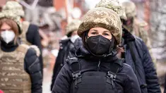 Menteri Luar Negeri Jerman Annalena Baerbock (kanan) terlihat mengenakan helm dan rompi anti peluru saat berkunjung di Shyrokyne, Wilayah Donetsk, Ukraina (8/2/2022). Annalena Baerbock berada di daerah itu selama sekitar 40 menit. (AFP/Pool/Bernd von Jutrczenka)
