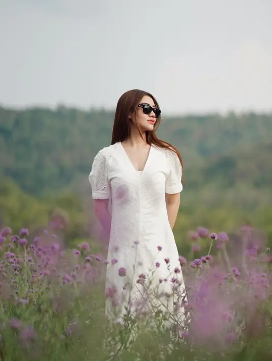 Lagi, penampilan simpel Aaliyah Massaid pakai dress putih lengan pendek. [Foto: Instagram/Aaliyah.massaid]
